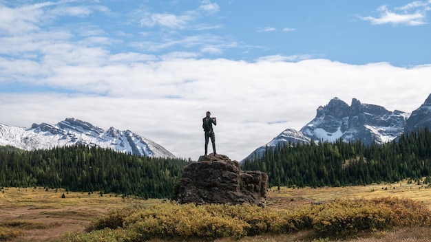 Männlicher wanderer, der den blick auf die berge mt assiniboine provincial park kanada genießt