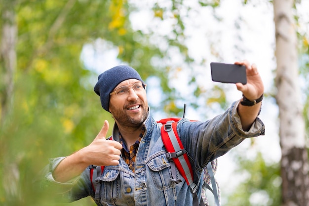 Männlicher Wanderer macht ein Selfie mit Handy