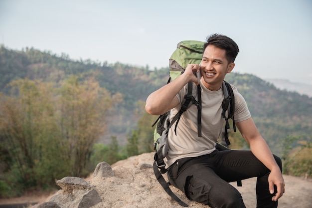 Männlicher Wanderer mit Handy