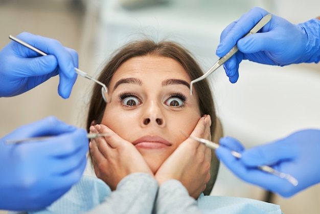 Männlicher Zahnarzt und Frau in Zahnarztpraxis
