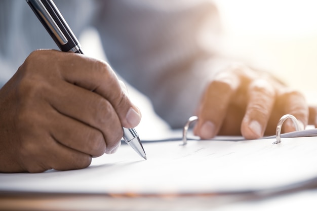 Männliches älteres Handschrift-Zeichen-Vertragsdokumentkonzept der Nahaufnahme