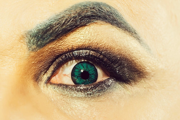 Männliches Auge mit Make-up