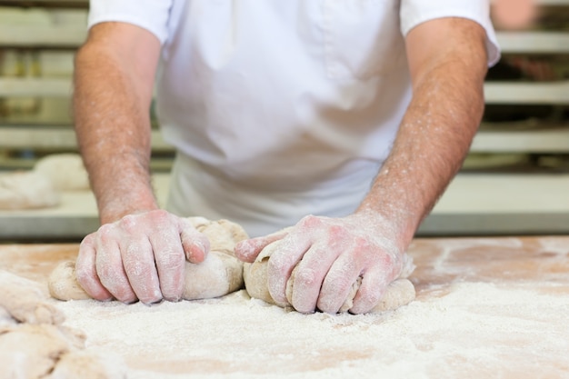 Männliches Bäckerbackenbrot