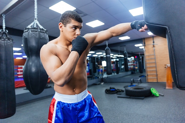 Männliches Boxertraining im Fitnessstudio