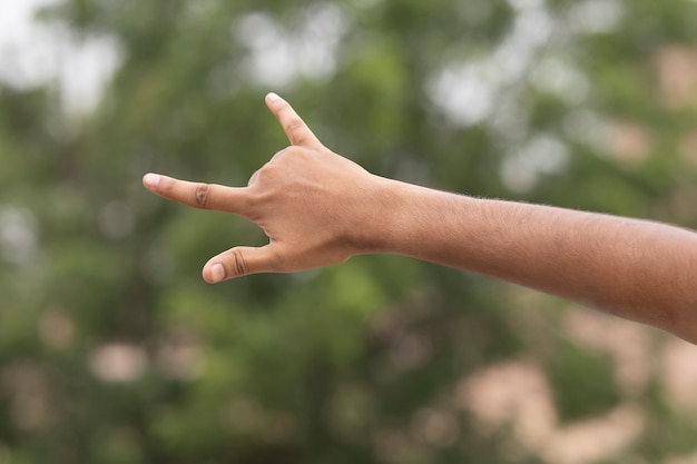 Foto männliches handgestengesteinszeichen