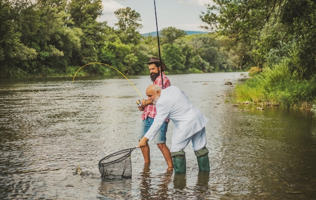 Männliches Hobbyfischen Süßwassersee Teich Fluss Ruhe bewahren und an Wochenenden fischen, die für das Angeln von Forellen gemacht sind