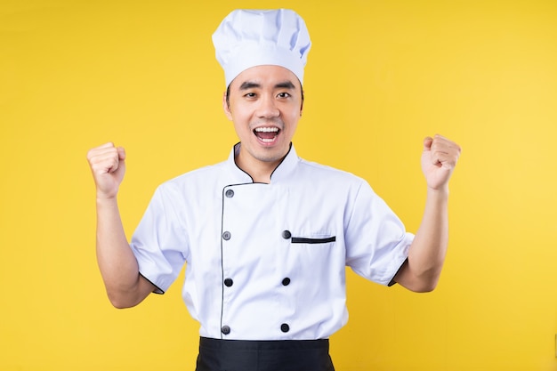 Männliches Kochporträt, isoliert auf gelbem Hintergrund