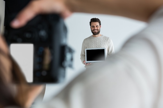 Männliches Modell, das für ein Fotoshooting aufwirft