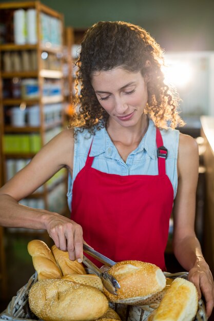 Männliches Personal, das am Bäckereigeschäft arbeitet