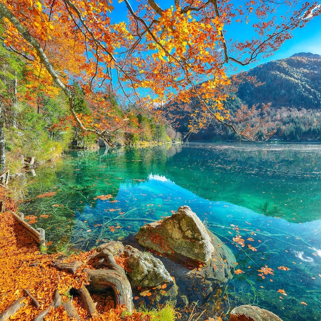 Märchenhafter Blick auf den Fusine-See mit Mangart-Gipfel im Hintergrund