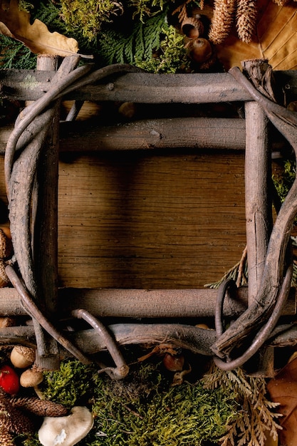 Märchenhaftes Ambiente magischer herbstlicher Waldrahmen