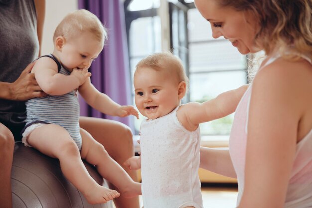 Mães e bebês na sala de ginástica