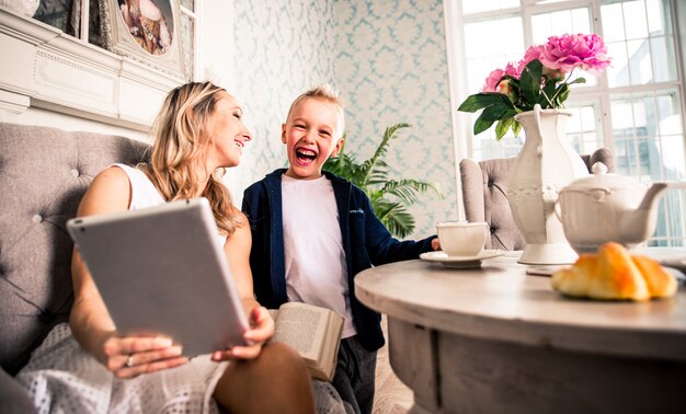 Mães e filhos que passam um tempo na sala de estar