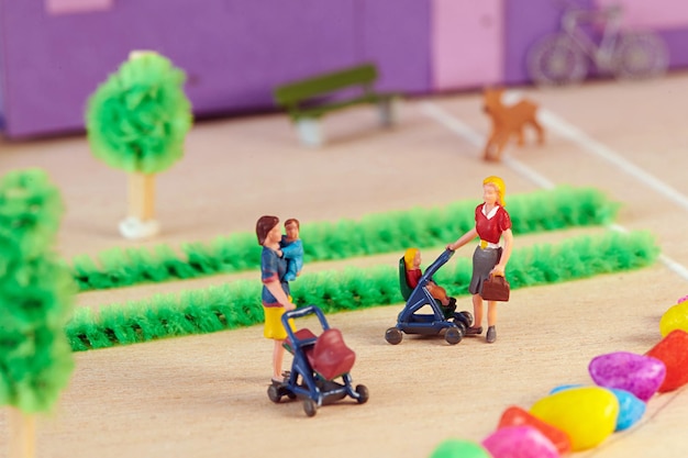 Mães em miniatura com bebês reunidos no parque