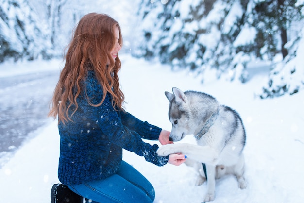 Maestra en adiestramiento canino con husky siberiano