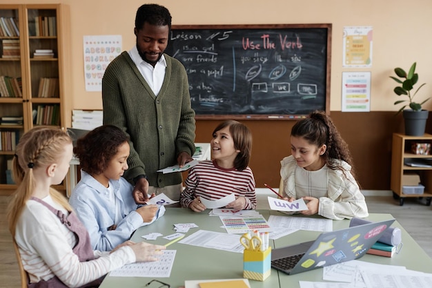 Maestra afroamericana trabajando con niños