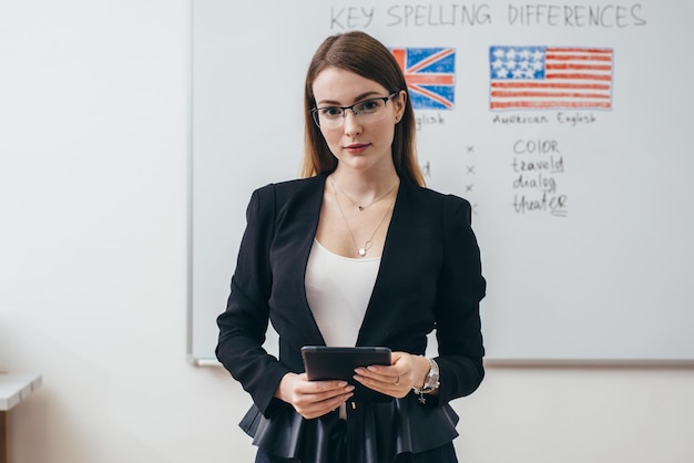 Maestra en el aula de la escuela de inglés