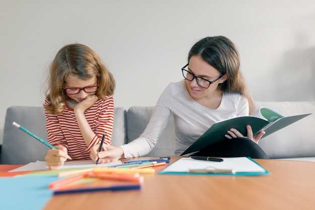 Maestra dando clase privada al niño