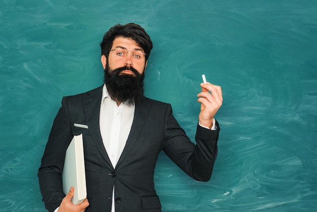 Foto la maestra es una líder experta en educación y aprendizaje del concepto de personas maestra cerca de la preparación de la pizarra