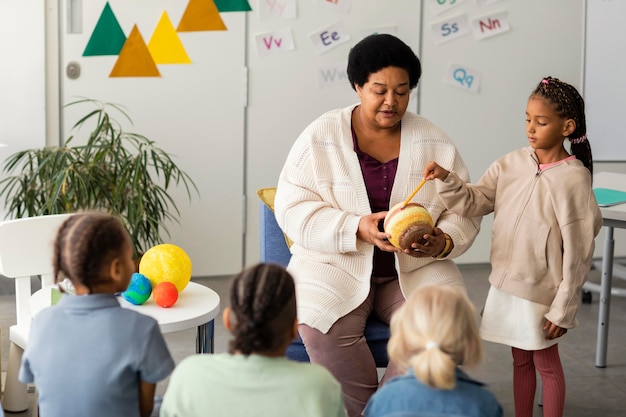 Foto maestra explicando a sus alumnos