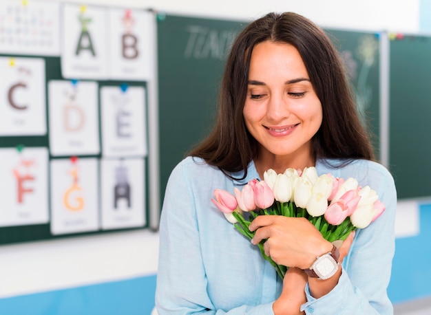 Maestra feliz por el ramo de flores que recibió