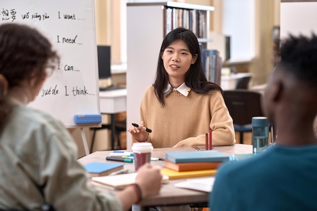 Maestra hablando con un grupo de estudiantes