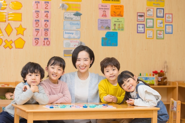 Maestra de jardín de infantes jugando con niños