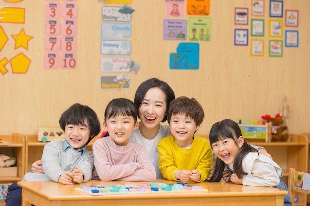 Maestra de jardín de infantes jugando con niños