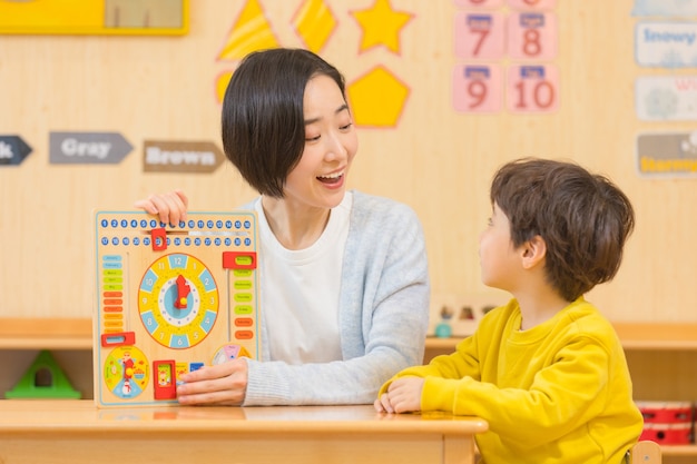 Maestra de jardín de infantes jugando con niños