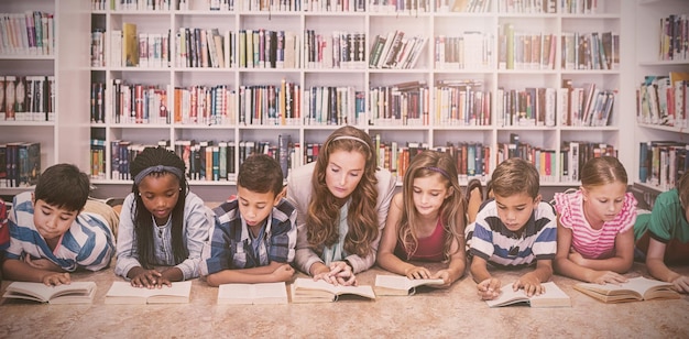 Maestra leyendo libros a sus alumnos