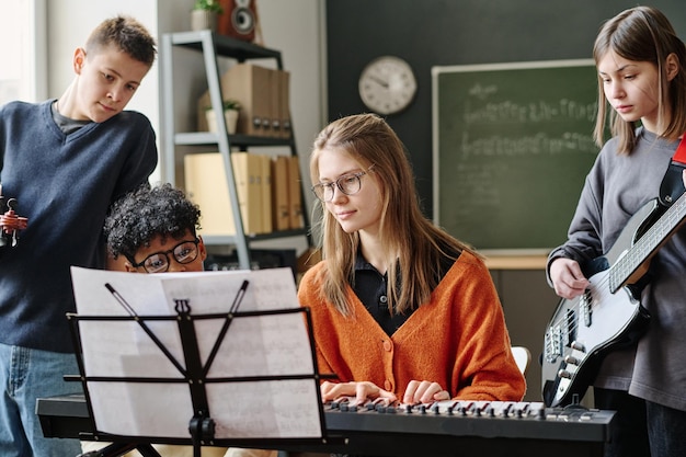 Maestra de música que toca el sintetizador