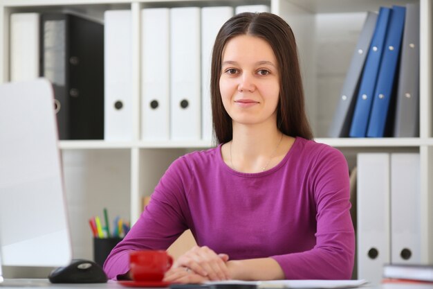 Maestra sentada en la oficina