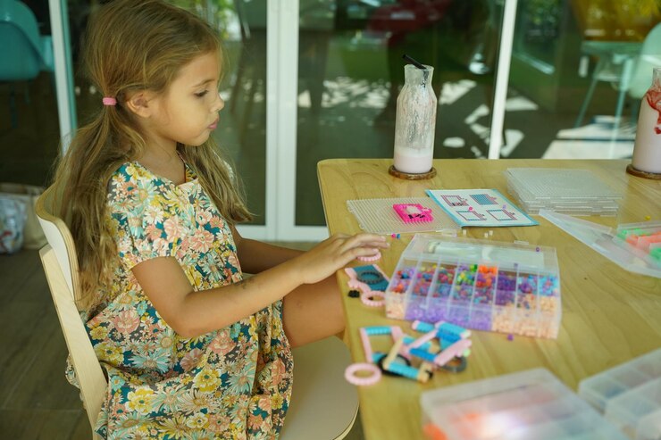Foto la maestra en el taller enseñó a dos chicas cómo montar un termo mosaico.