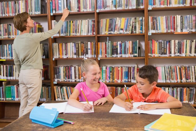 Maestro buscando un libro en la biblioteca