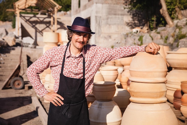 El maestro de la cerámica en el patio de cerámica