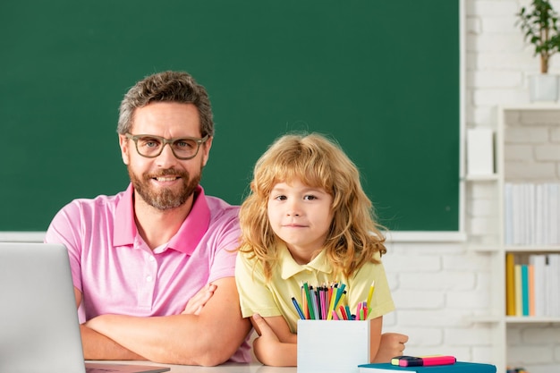 Maestro y colegial aprendiendo en clase en la escuela estudiante de escuela primaria alumno inteligente