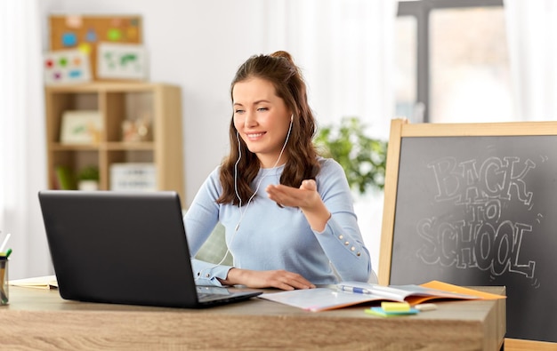 maestro con computadora portátil con clase en línea en casa