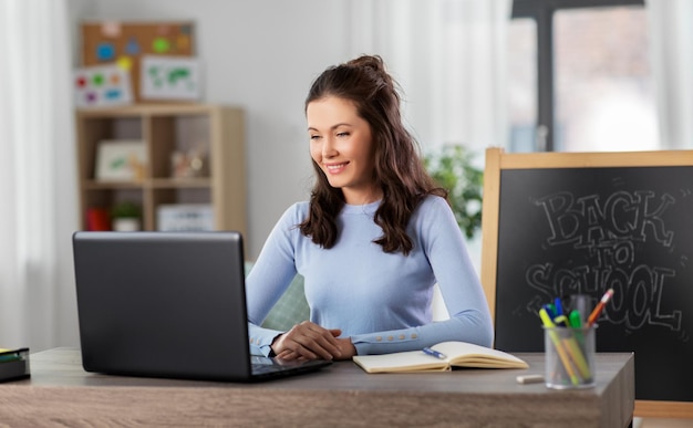 maestro con computadora portátil con clase en línea en casa
