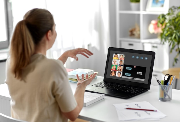 maestro con computadora portátil con clase en línea en casa