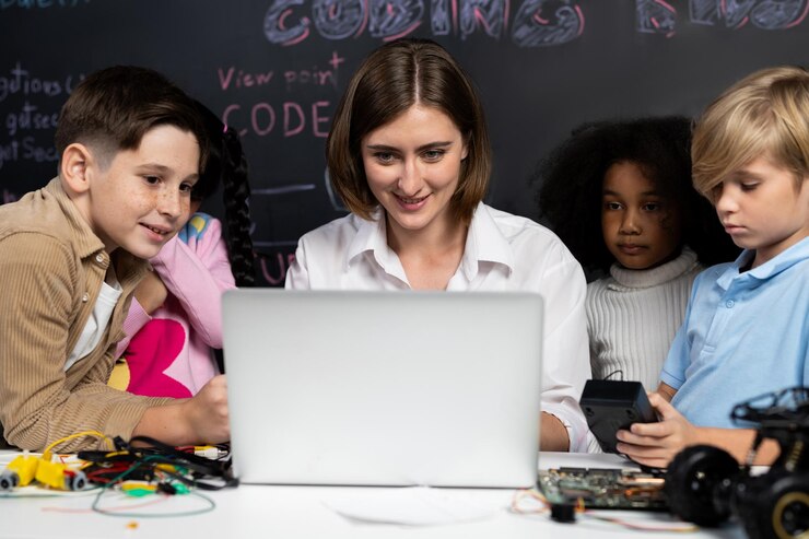 Foto el maestro demuestra a los niños atentos a codificar robots en la clase de erudición del tallo