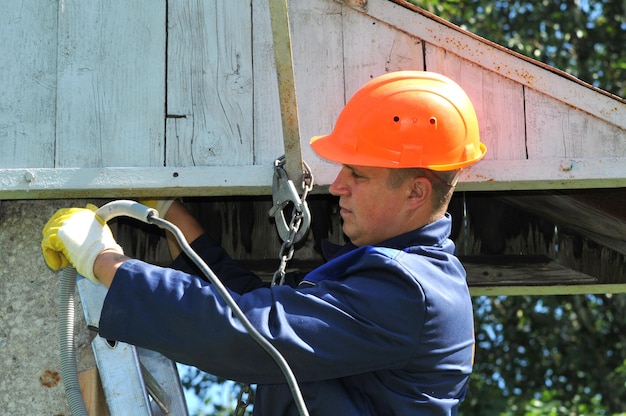 Un maestro electricista profesional instala el cable eléctrico