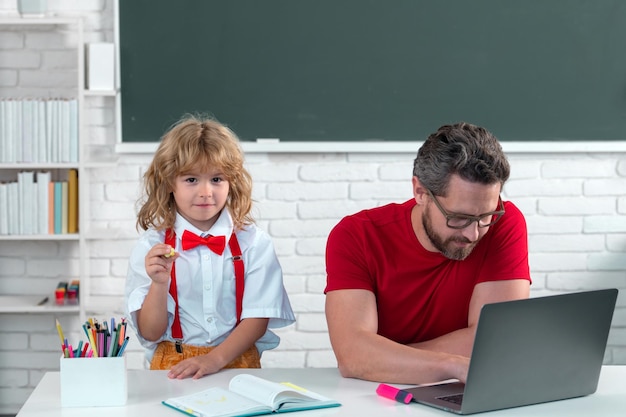 Maestro de escuela con un maestro de colegial y estudiantes en el aula niño de escuela primaria divertido