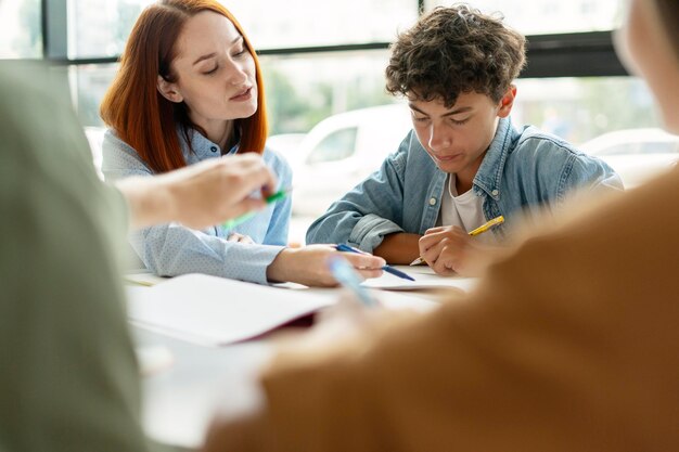 un maestro explicando algo aprendiendo un idioma teniendo una lección estudiando con adolescentes inteligentes