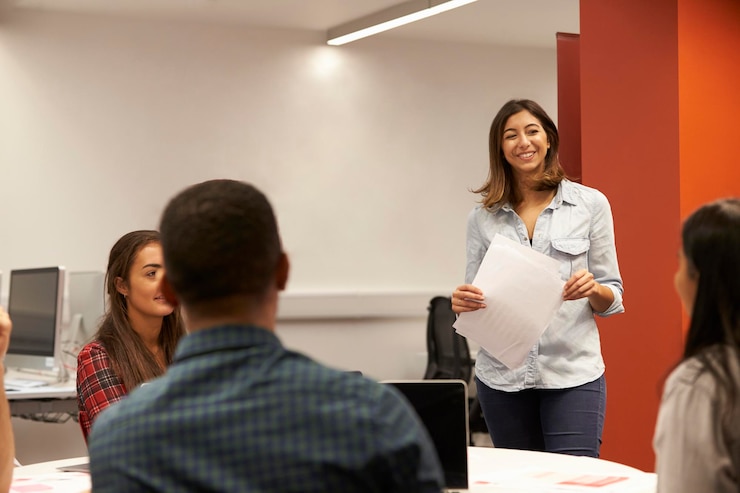 Foto un maestro hablando con los estudiantes en una clase universitaria