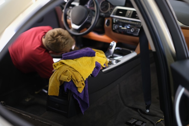 El maestro hace una limpieza en seco completa del interior del automóvil.