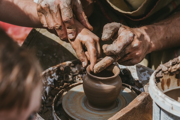 Maestro hace una olla de barro