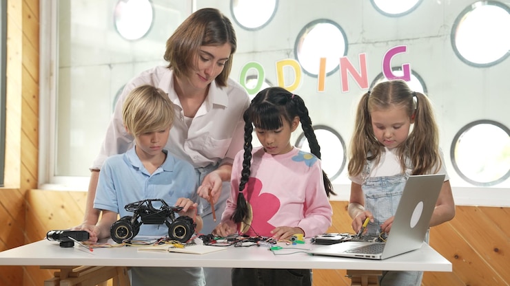 Foto un maestro inteligente enseñando a los estudiantes sobre el modelo de coche o la herramienta eléctrica erudición