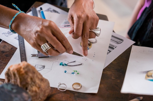 El maestro joyero y el estudiante hacen joyas en el taller