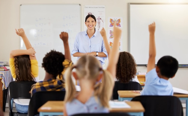 El maestro levanta la mano o los niños en el examen de aprendizaje del aula o estudian con cuadernos preescolares Desarrollo o niños inteligentes o estudiantes jóvenes con respuestas, ideas o conocimientos en el jardín de infantes o la guardería