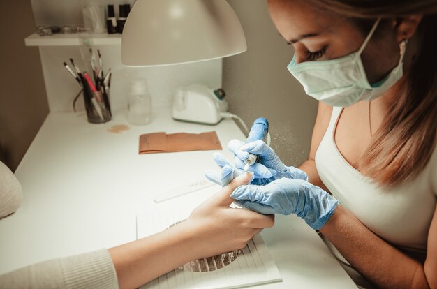 Maestro manicurista hace manicura